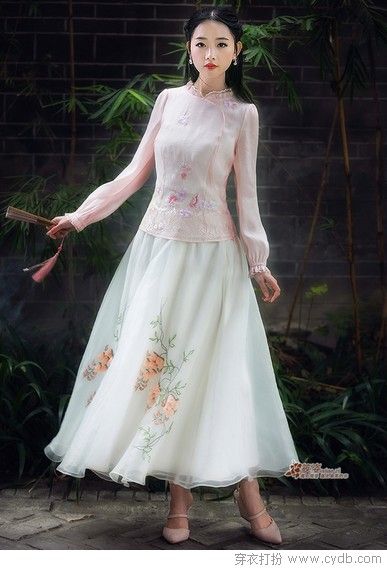 翩若驚鴻婉若游龍，唯白裙是也